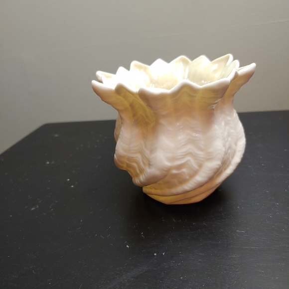 Irish Belleek Neptune Shell Vase - Picture 7 of 8